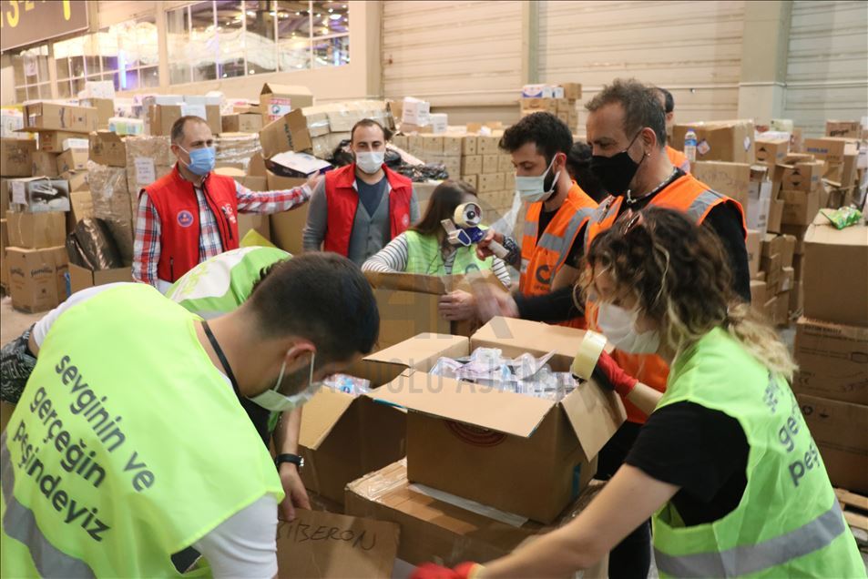 "Ahbap"lar İzmirli depremzedelerin yardımına koştu