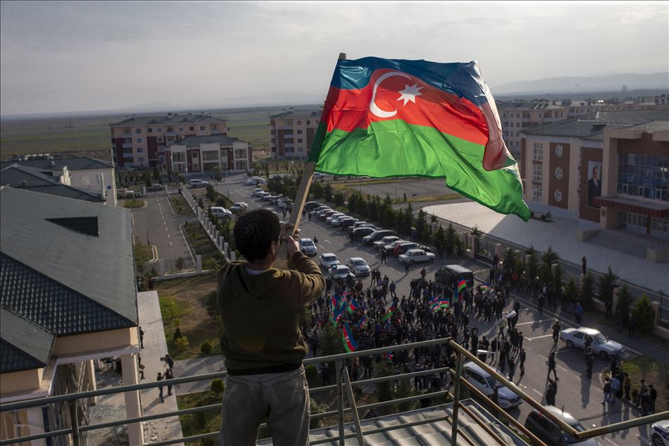 Azerbaycan'ın Terter kentinde günlerdir sığınakta kalan halk evlerine dönmenin sevincini yaşıyor