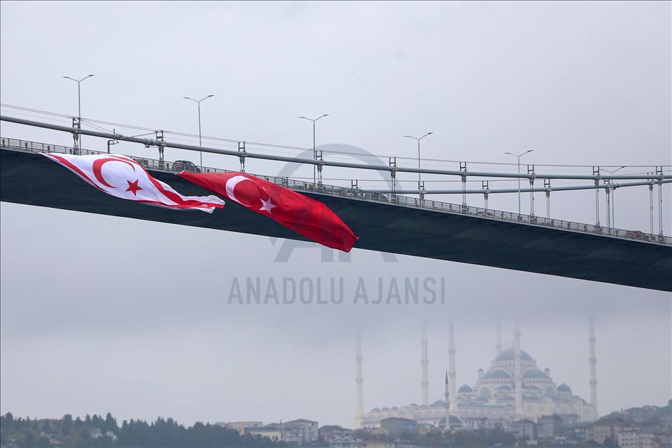 15 Temmuz Şehitler Köprüsü'ne Türk ve KKTC bayrakları asıldı
