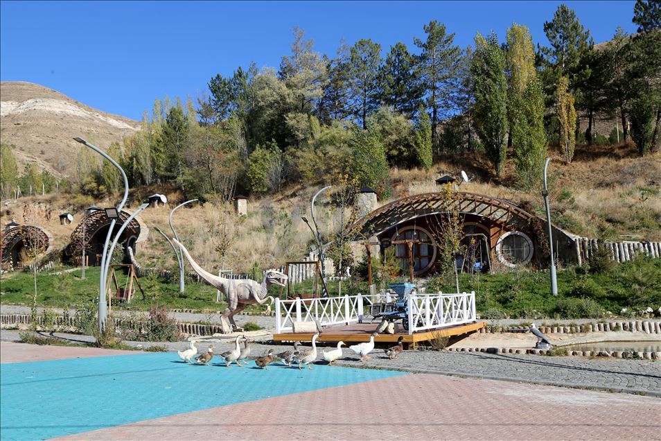 Sivas'ın "Hobbit evleri"nde sonbahar güzelliği