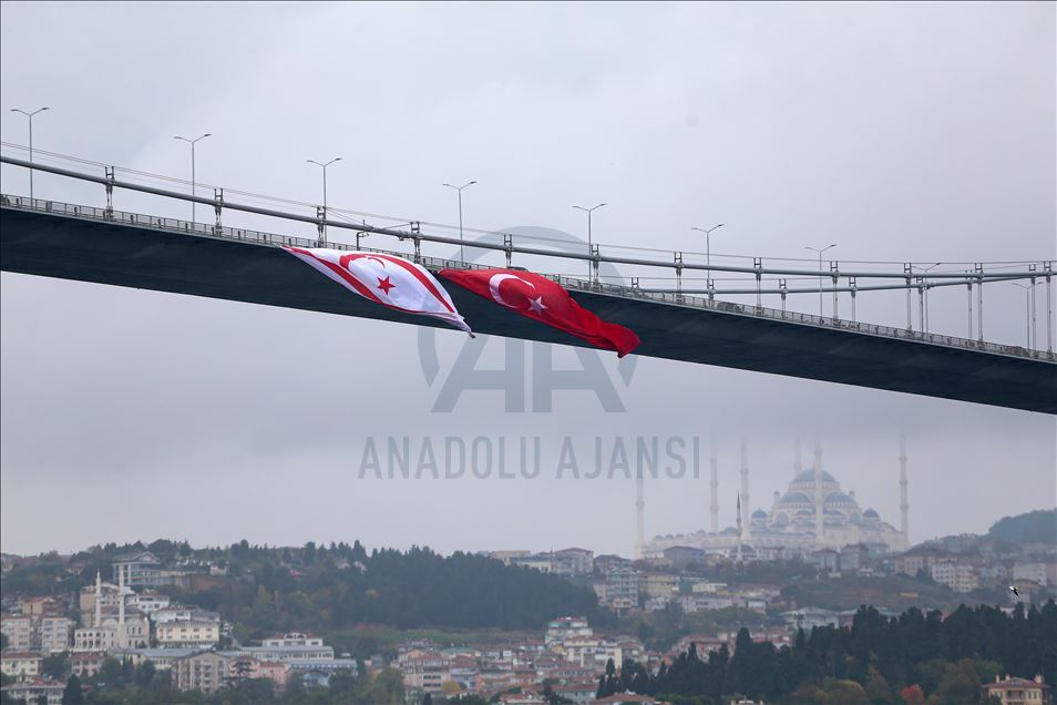 15 Temmuz Şehitler Köprüsü'ne Türk ve KKTC bayrakları asıldı