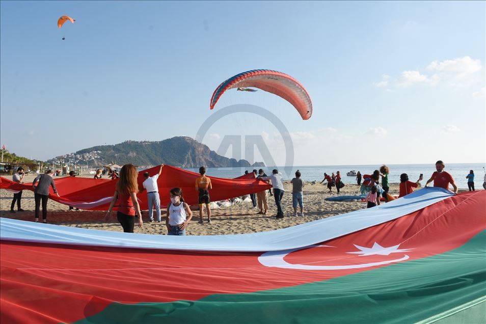 
پاراگلایدرسواران آلانیایی با پرواز از ارتفاع 800 متری پیروزی آذربایجان را جشن گرفتند
