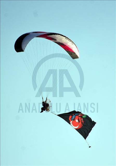 
پاراگلایدرسواران آلانیایی با پرواز از ارتفاع 800 متری پیروزی آذربایجان را جشن گرفتند