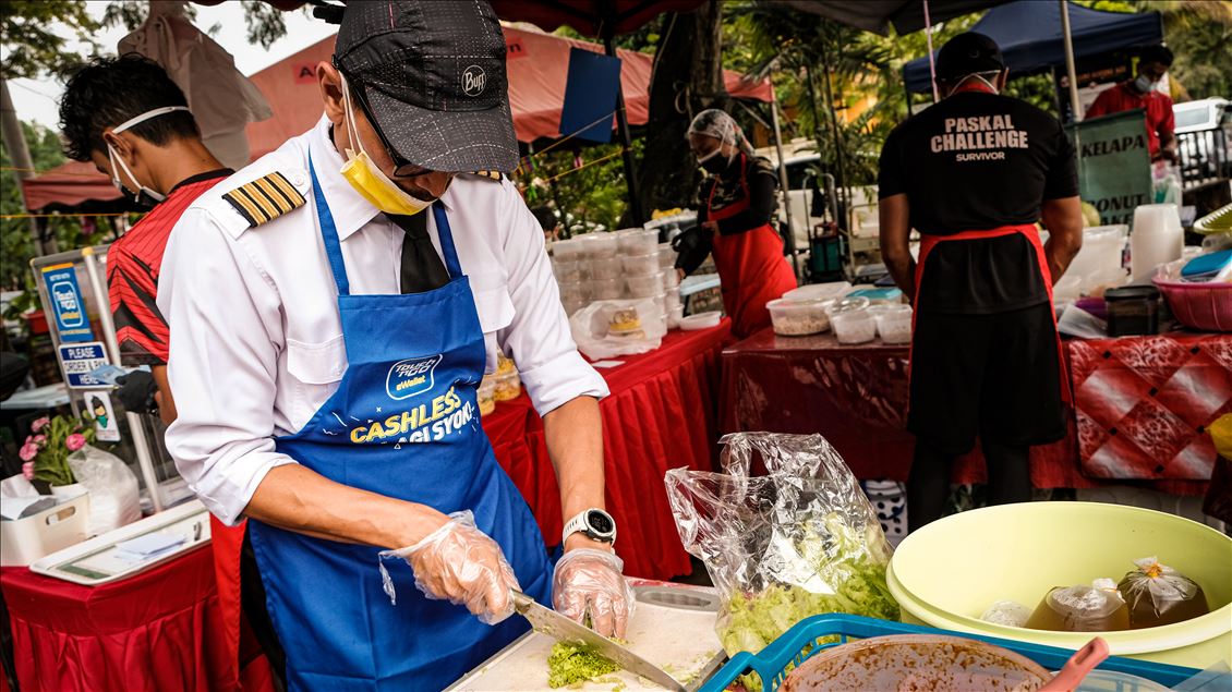 Akibat virus korona, pilot di Malaysia buka warung untuk bertahan hidup