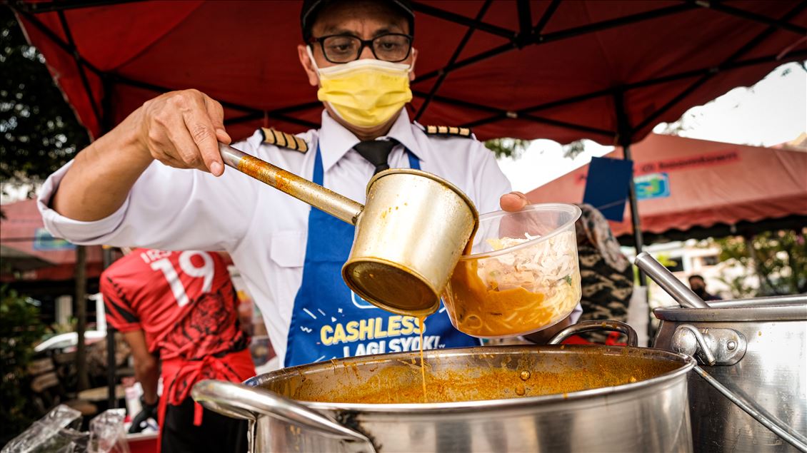 Akibat virus korona, pilot di Malaysia buka warung untuk bertahan hidup