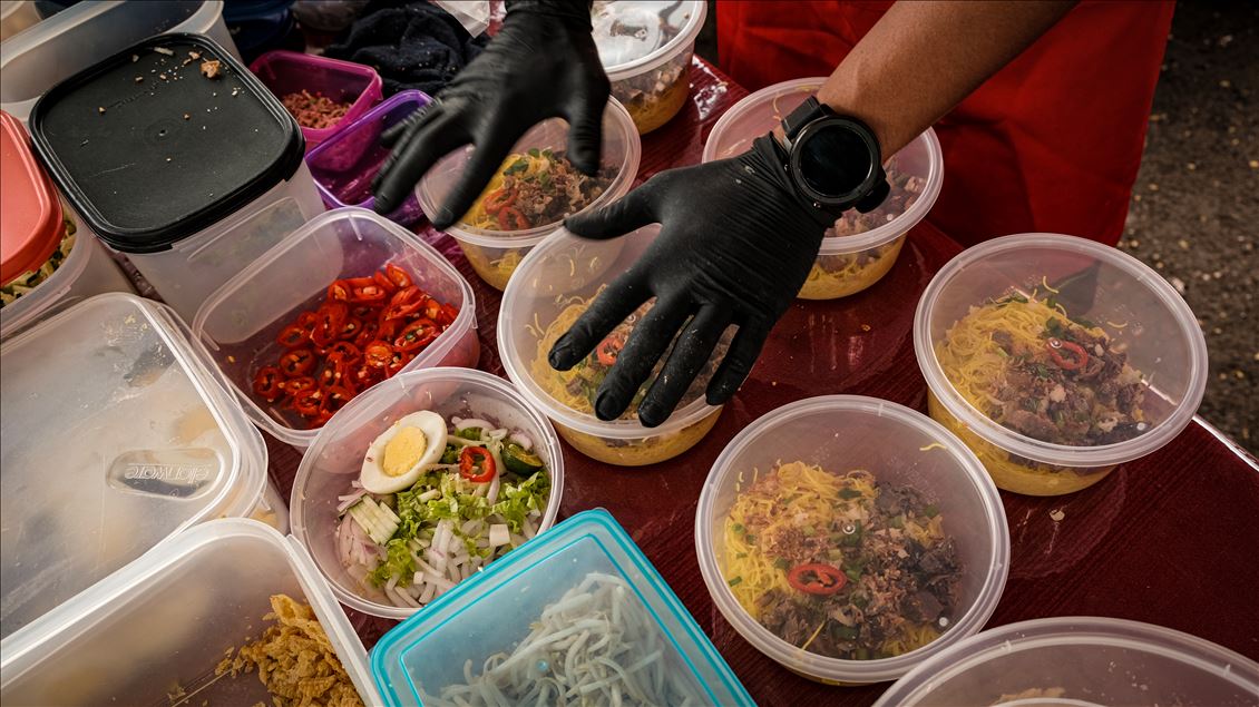Akibat virus korona, pilot di Malaysia buka warung untuk bertahan hidup