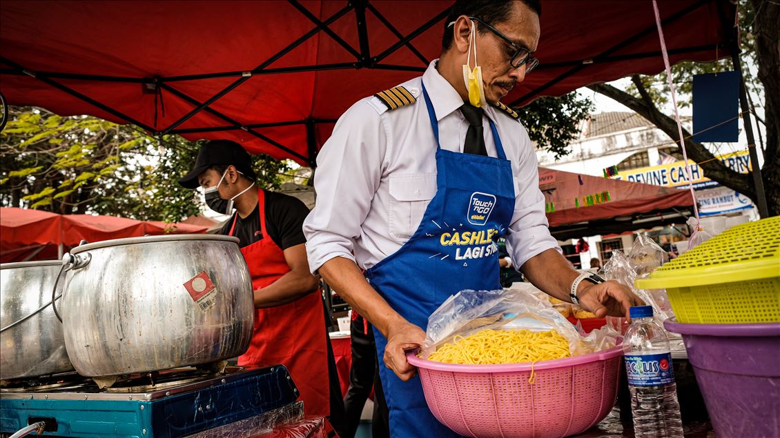 Akibat virus korona, pilot di Malaysia buka warung untuk bertahan hidup