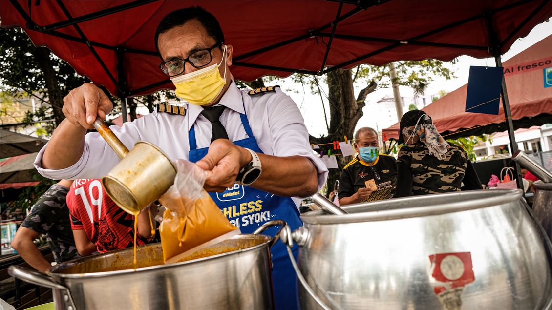 Akibat virus korona, pilot di Malaysia buka warung untuk bertahan hidup