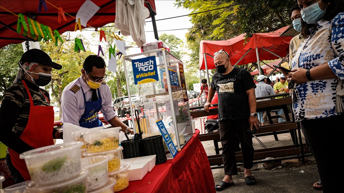 Akibat virus korona, pilot di Malaysia buka warung untuk bertahan hidup