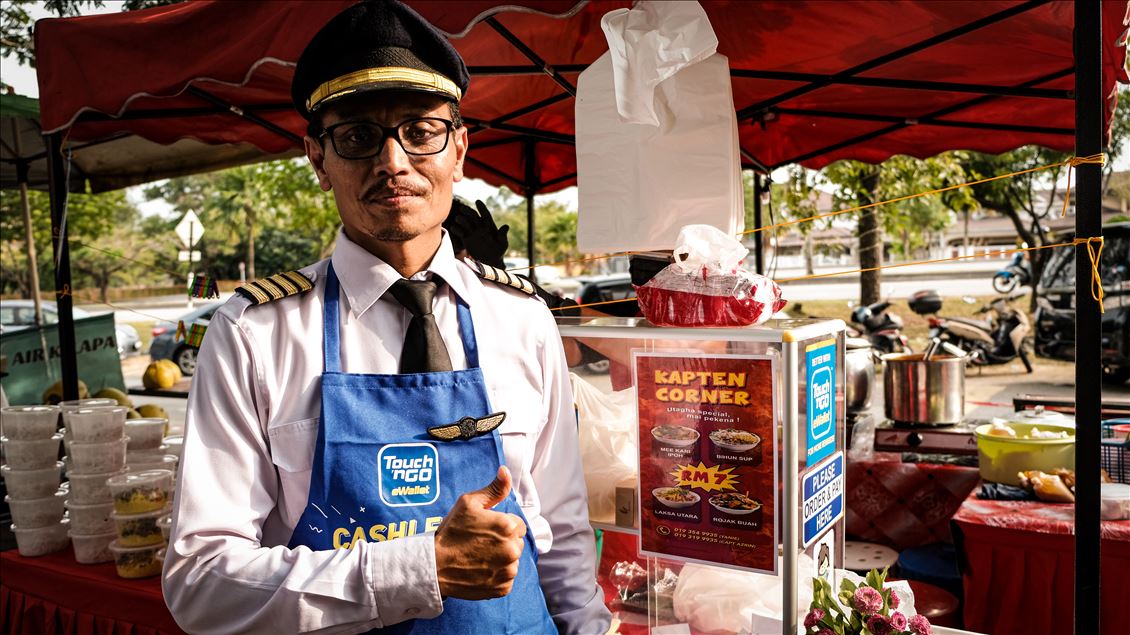 Akibat virus korona, pilot di Malaysia buka warung untuk bertahan hidup