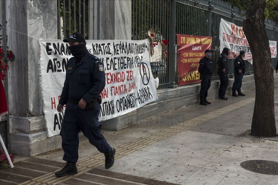 Grecia prohíbe todas las reuniones al aire libre de más de cuatro personas antes del aniversario del levantamiento contra la junta militar en 1973