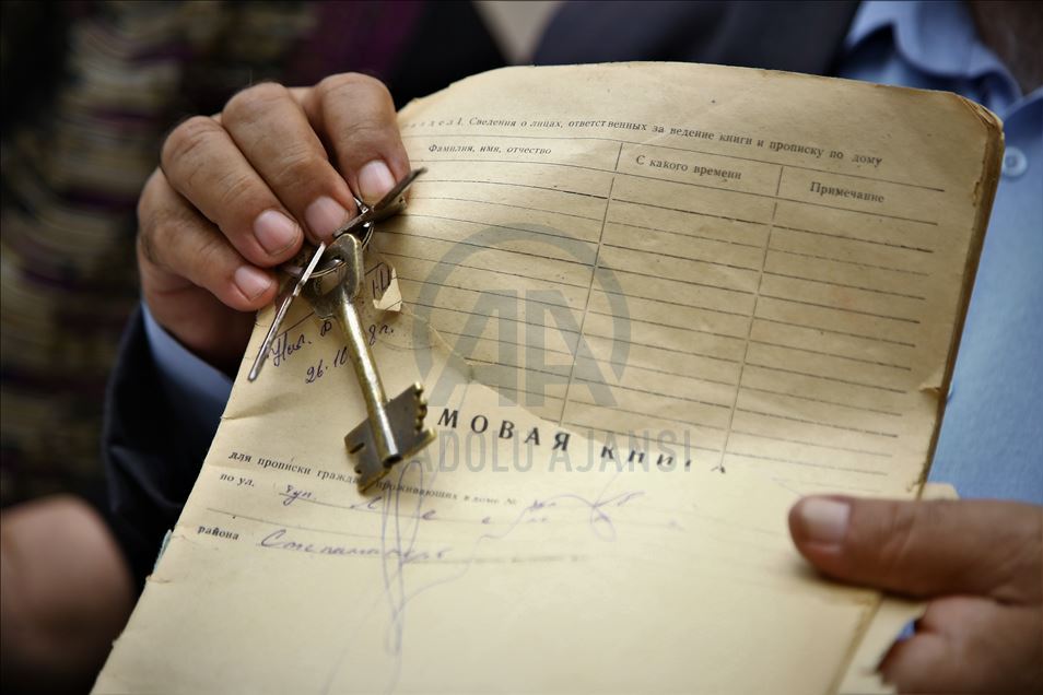 Azerbaiyanos de Shusha revelan títulos de propiedad que conservaron durante los 28 años de ocupación armenia