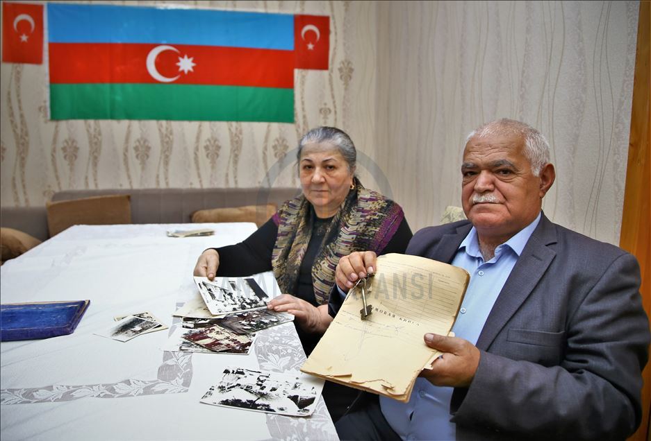Azerbaiyanos de Shusha revelan títulos de propiedad que conservaron durante los 28 años de ocupación armenia