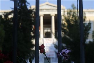 Grecia prohíbe todas las reuniones al aire libre de más de cuatro personas antes del aniversario del levantamiento contra la junta militar en 1973