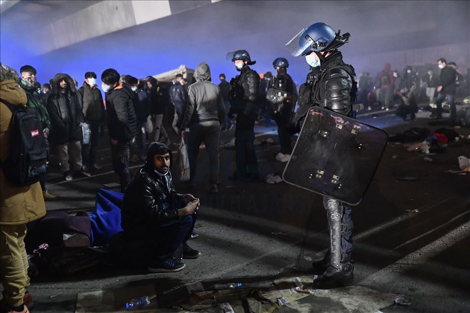 Francia: Policía desaloja a más de 2.000 migrantes de un campamento al norte de París