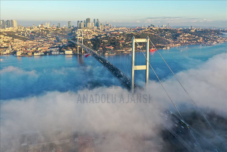 Estambul amanece con niebla y genera espectaculares imágenes