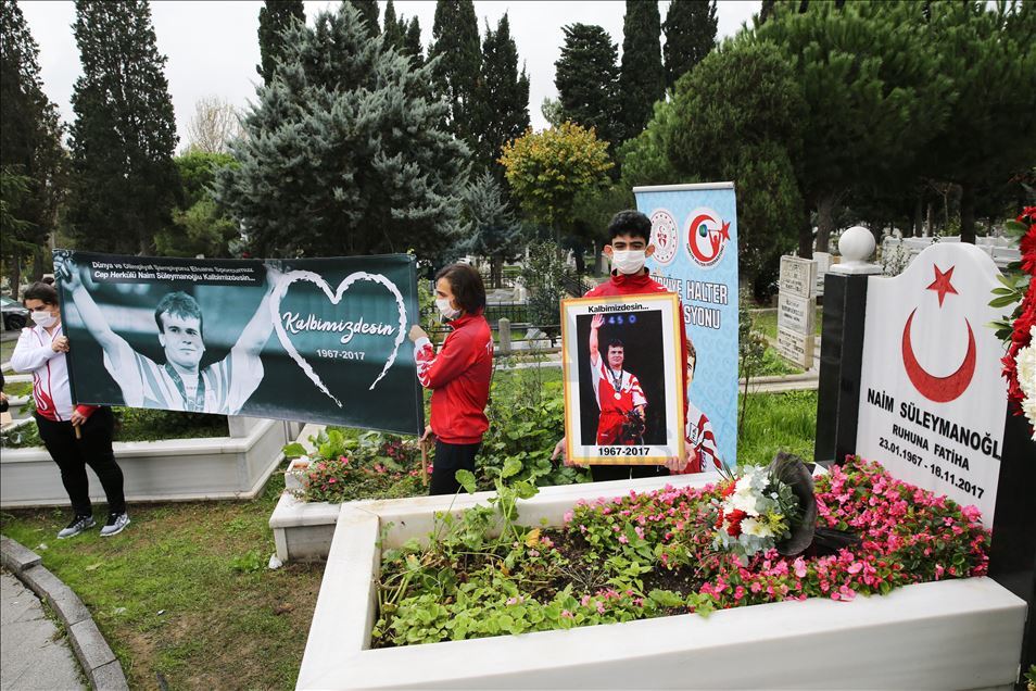 Milli halterci Naim Süleymanoğlu kabri başında anıldı