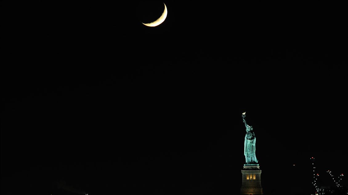 Gjysmëhëna mbi New York kapet nga fotoreporteri i AA-së