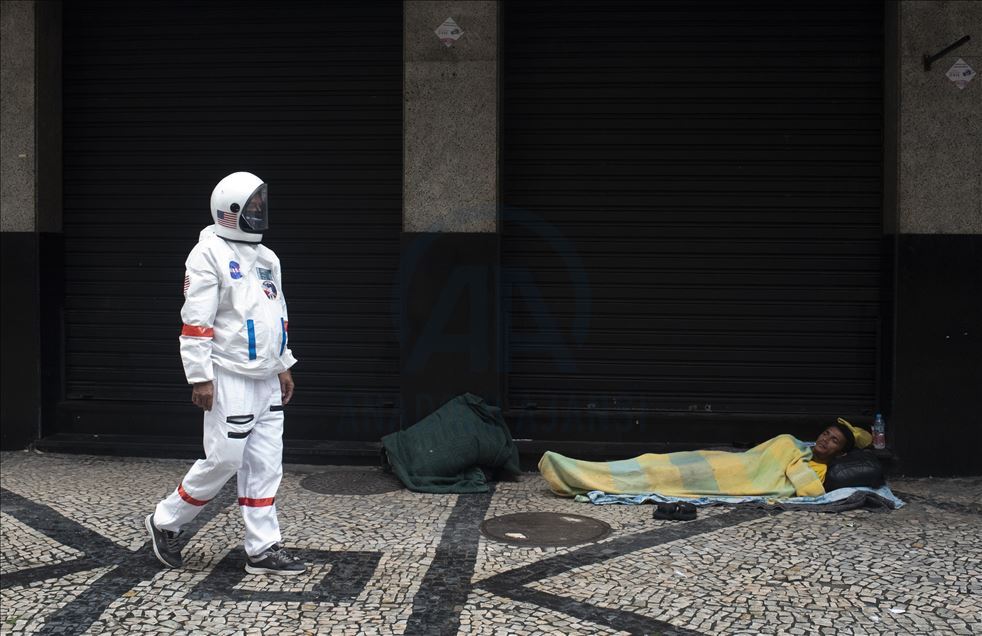 Rio de Janeiro'da astronot kıyafetleriyle virüsten korunmaya çalışıyorlar