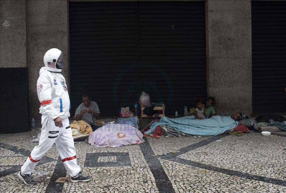 Rio de Janeiro'da astronot kıyafetleriyle virüsten korunmaya çalışıyorlar