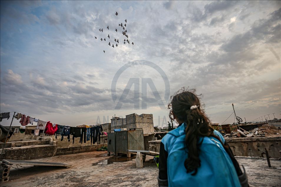 Vajza siriane me një këmbë ecën 3 kilometra për të shkuar në shkollë