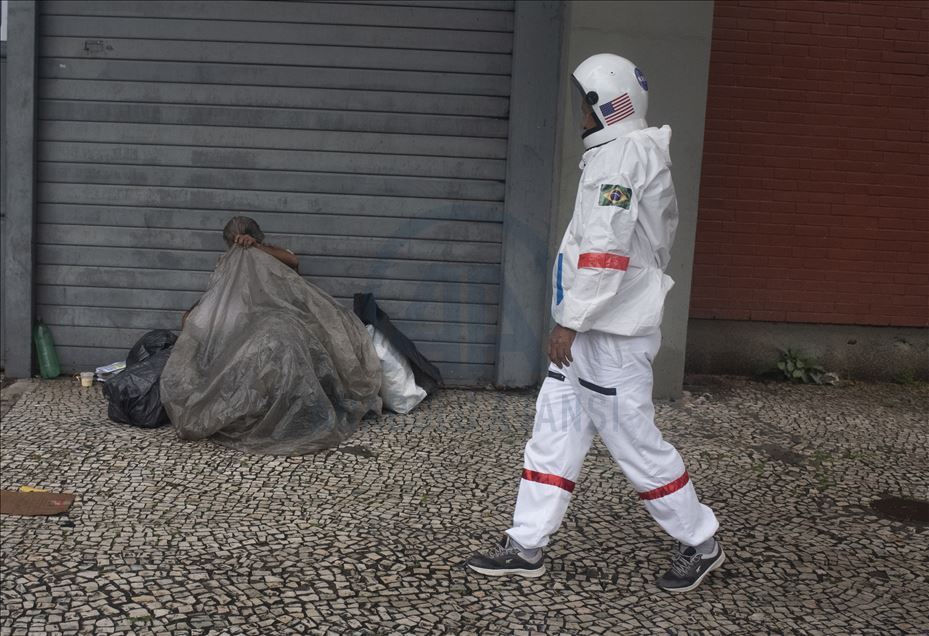 Rio de Janeiro'da astronot kıyafetleriyle virüsten korunmaya çalışıyorlar