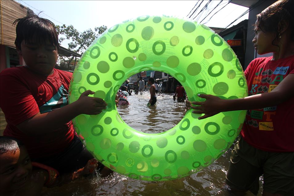 Endonezya'da büyük gel-git dalgaları sele neden oldu