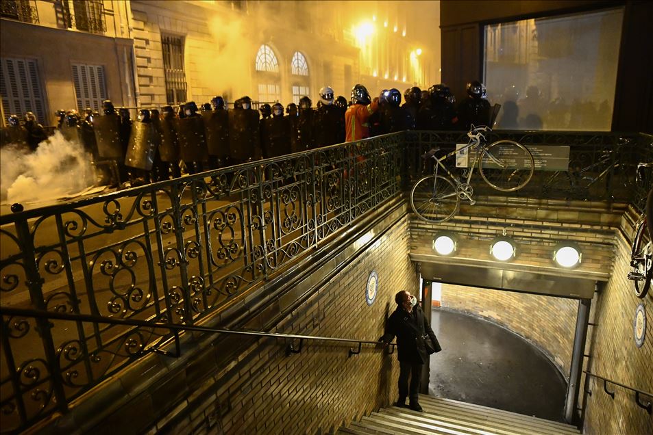 Fransa’da “güvenlik tasarısı” protestosuna polis müdahalesi