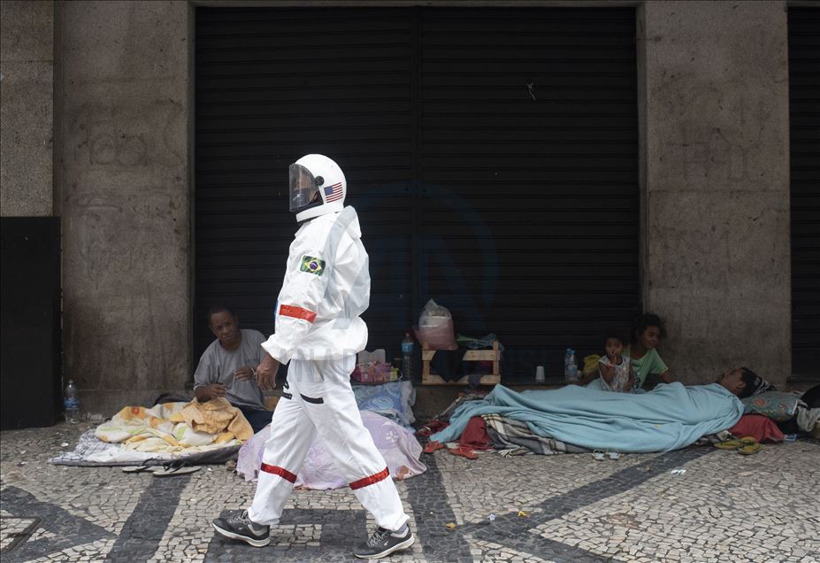 Rio de Janeiro'da astronot kıyafetleriyle virüsten korunmaya çalışıyorlar