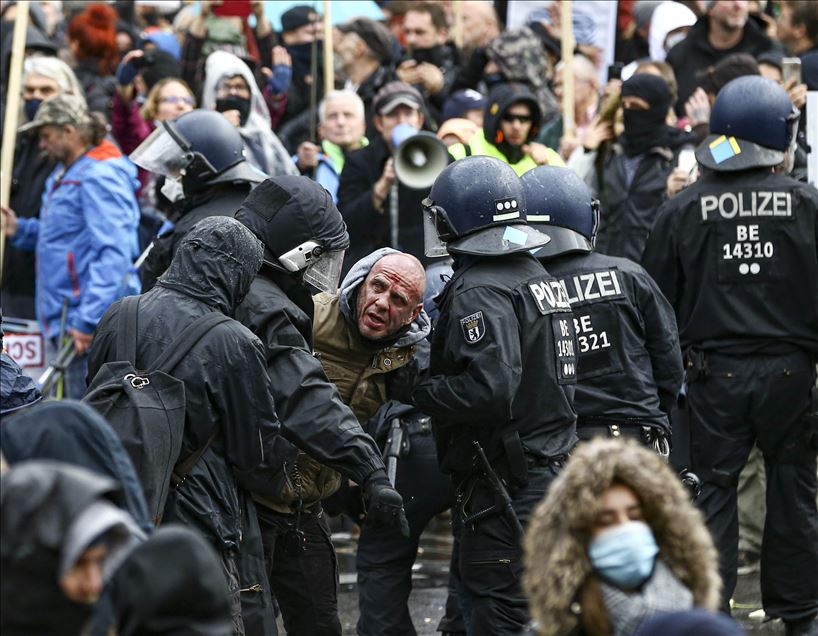 Berlin'de Kovid-19 politikasına karşı yapılan gösteriye polis müdahalesi