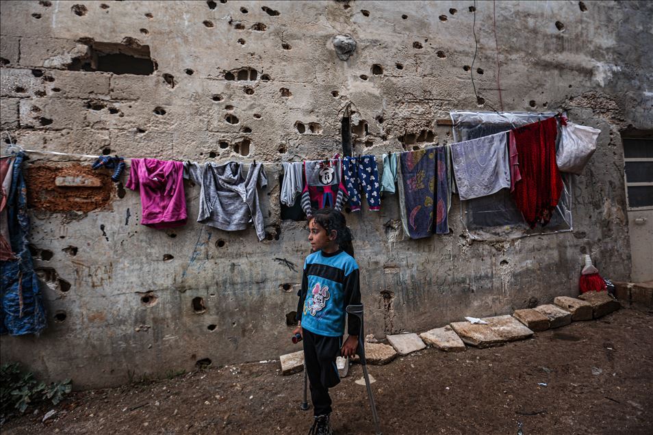 Vajza siriane me një këmbë ecën 3 kilometra për të shkuar në shkollë