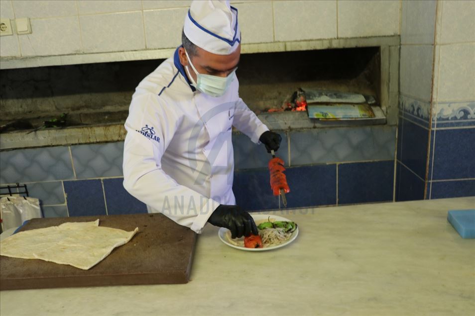 Aşpêjê Mêrdînî ji goşt û dohn portreyan çêdike
