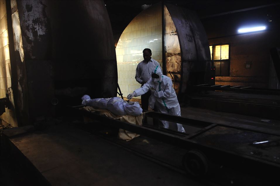 Hindistan'da krematoryumlarda Kovid-19 kurbanlarının cenaze işlemleri devam ediyor
