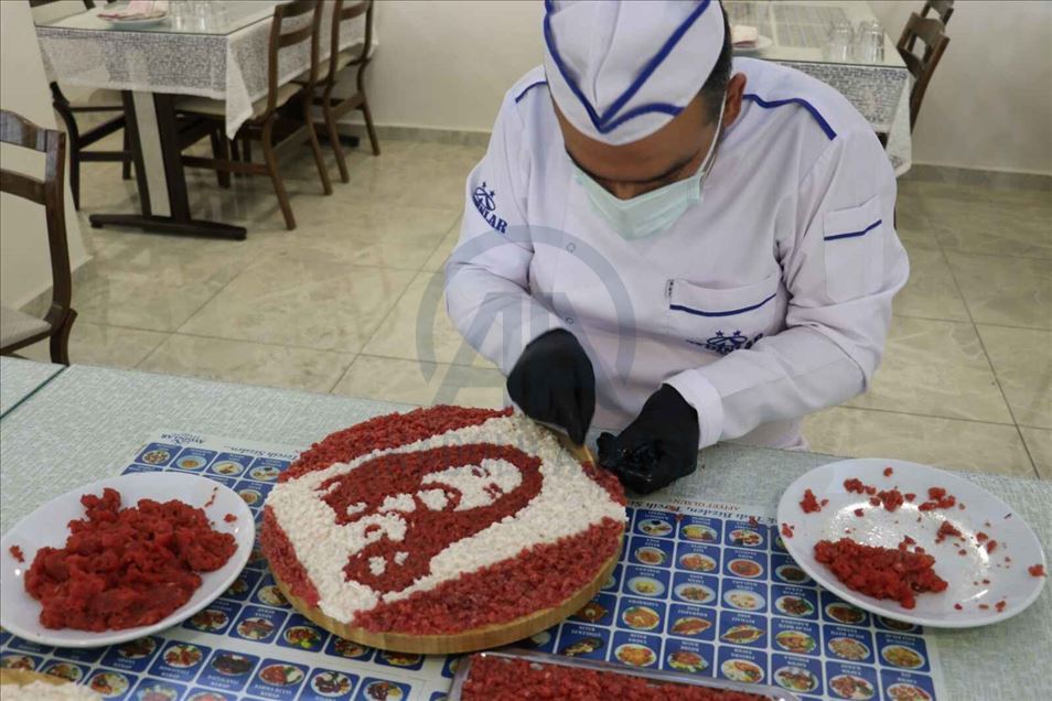 بقطع اللحم والدهن.. شيف تركي يرسم عمالقة الفن