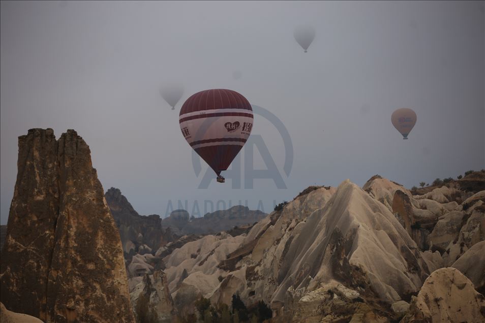 Kapadokya'da balonlar "sis denizi"nde uçtu