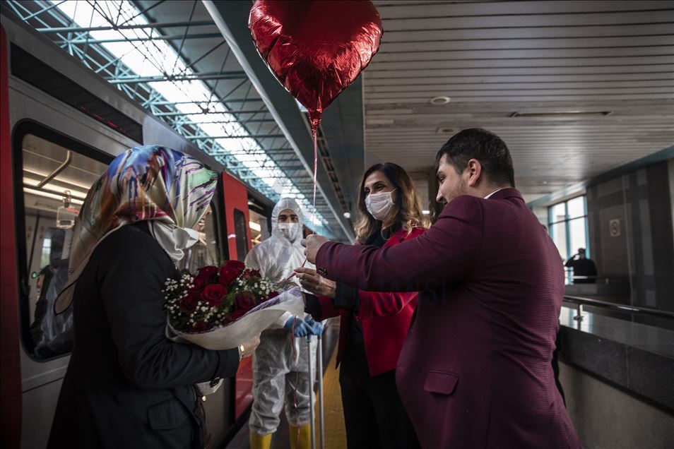 Engelli gençten metro istasyonunda engelli sevgilisine sürpriz evlilik teklifi