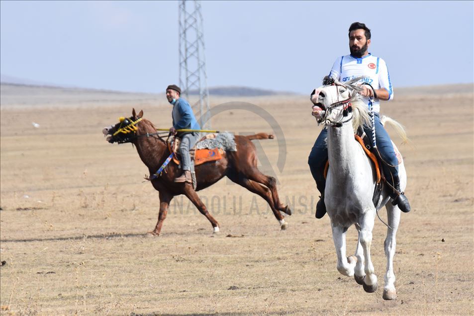 Bi pêşbaziyên cirîdê va hespên xwe amade dikin