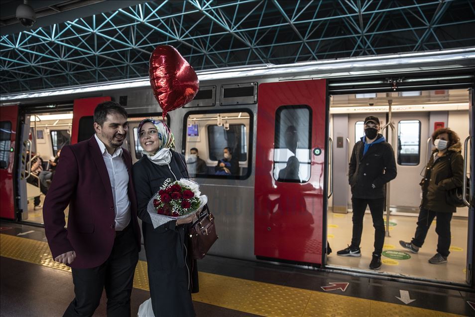 Engelli gençten metro istasyonunda engelli sevgilisine sürpriz evlilik teklifi