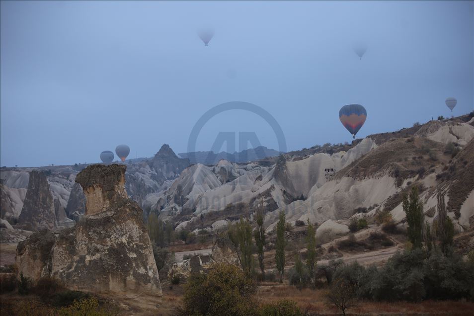 Kapadokya'da balonlar "sis denizi"nde uçtu