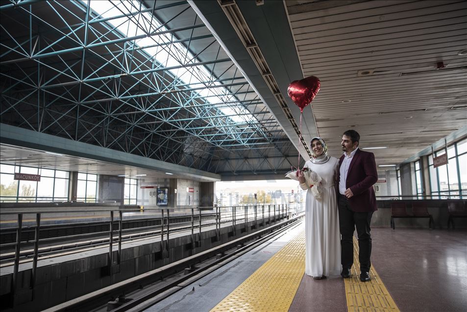 Engelli gençten metro istasyonunda engelli sevgilisine sürpriz evlilik teklifi