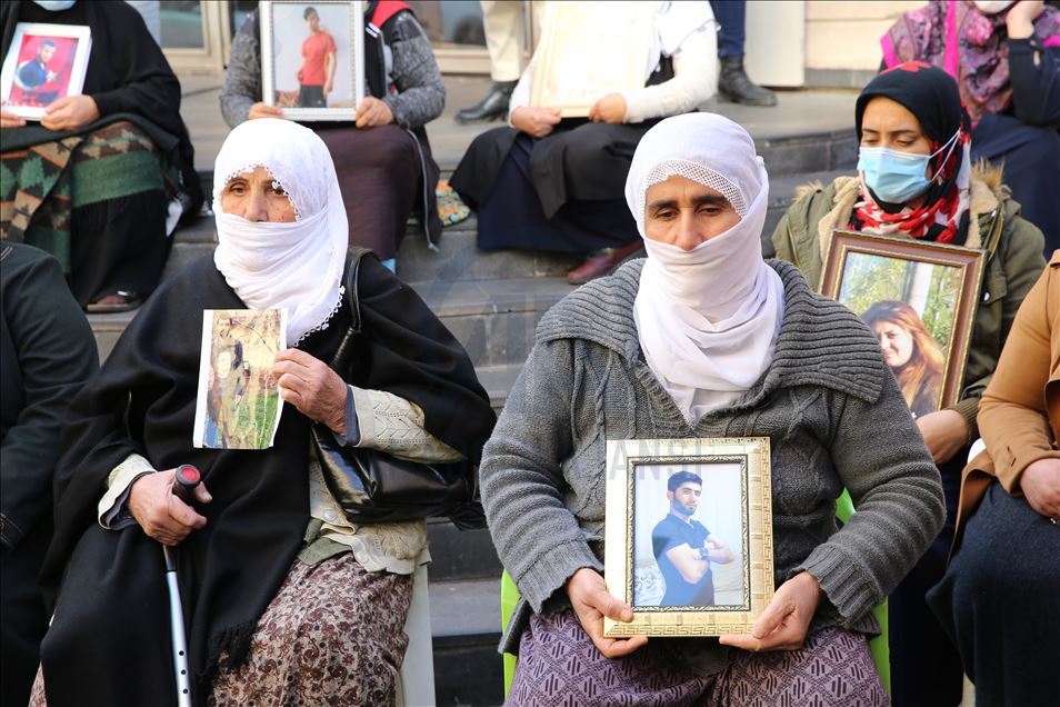 Diyarbakır annelerinin oturma eylemine iki aile daha katıldı