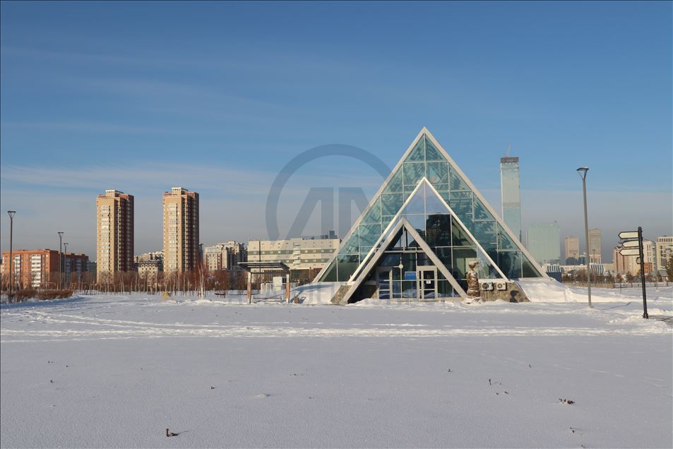 Nur Sultan’ın cam seraları kış ortasında yazı yaşatıyor