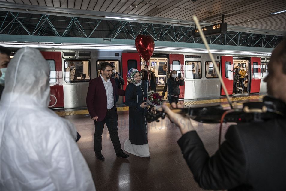 Engelli gençten metro istasyonunda engelli sevgilisine sürpriz evlilik teklifi