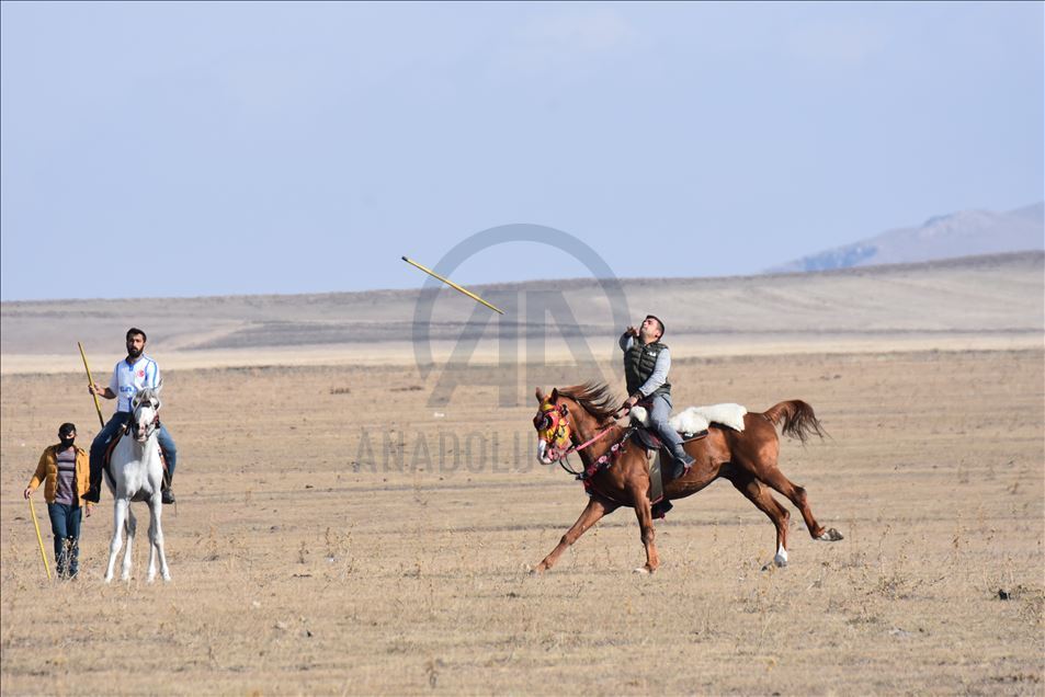 Bi pêşbaziyên cirîdê va hespên xwe amade dikin