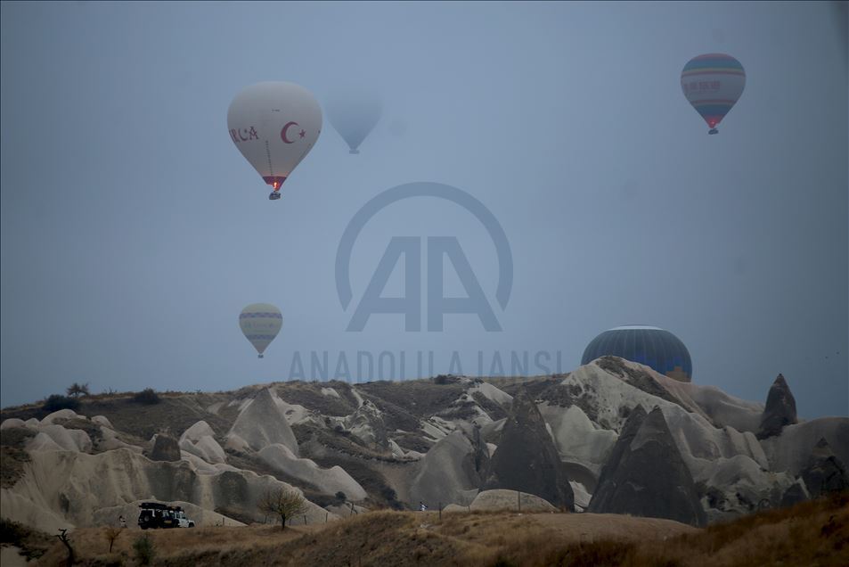 Kapadokya'da balonlar "sis denizi"nde uçtu