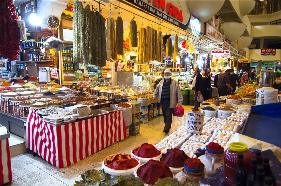 Rengarenk tezgahlarıyla asırlık Melike Hatun Çarşısı'na sonbahar uğramıyor
