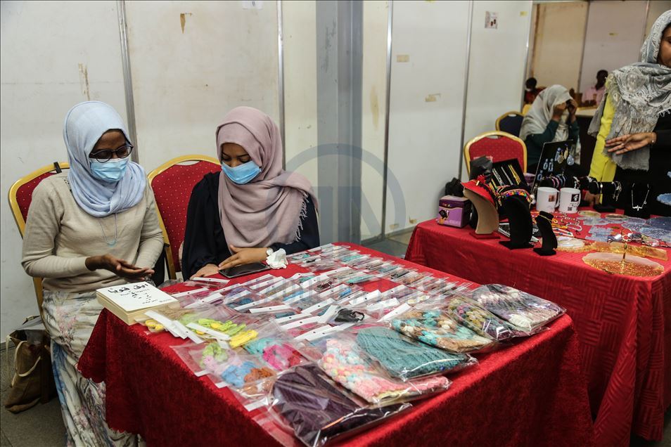 بأنامل سودانية.. ألف منتج يدوي يطمح إلى العالمية
