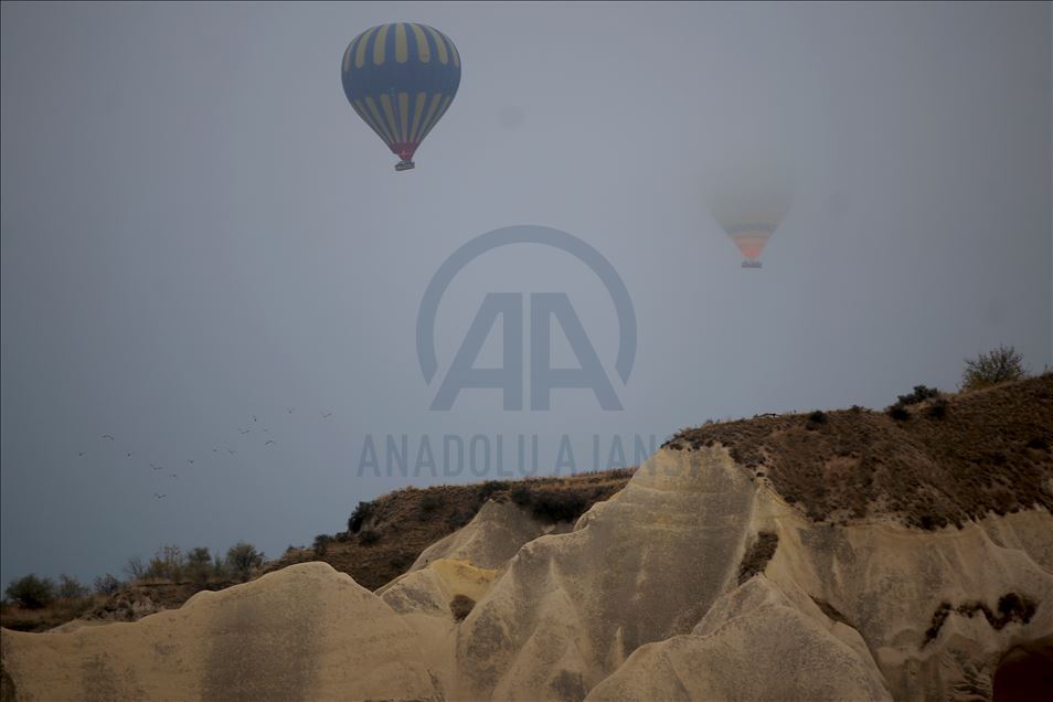 Kapadokya'da balonlar "sis denizi"nde uçtu
