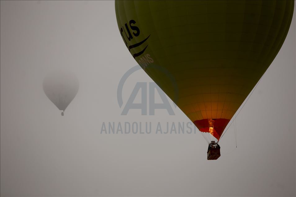 Kapadokya'da balonlar "sis denizi"nde uçtu