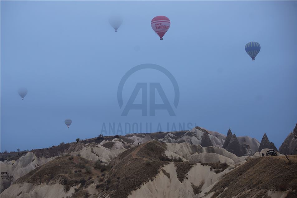Kapadokya'da balonlar "sis denizi"nde uçtu